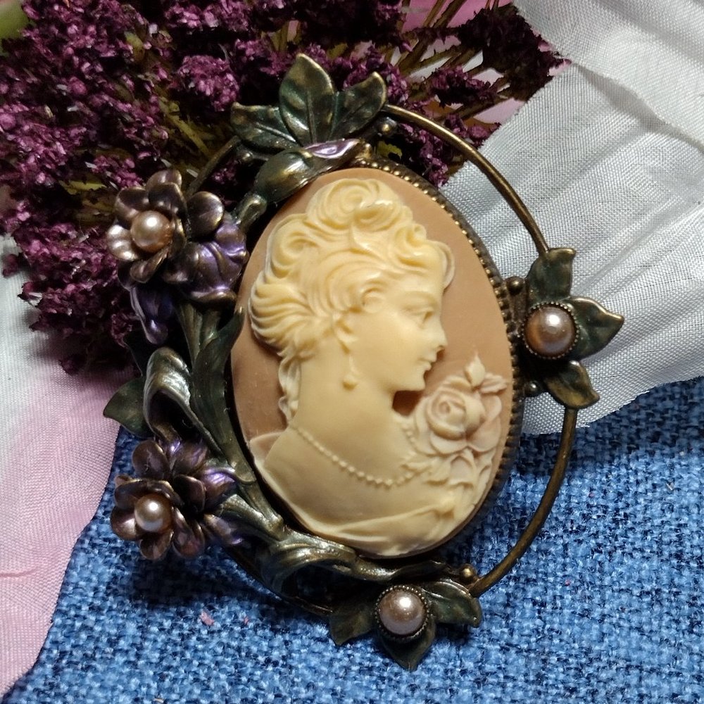 Princess Rose Cameo Pin